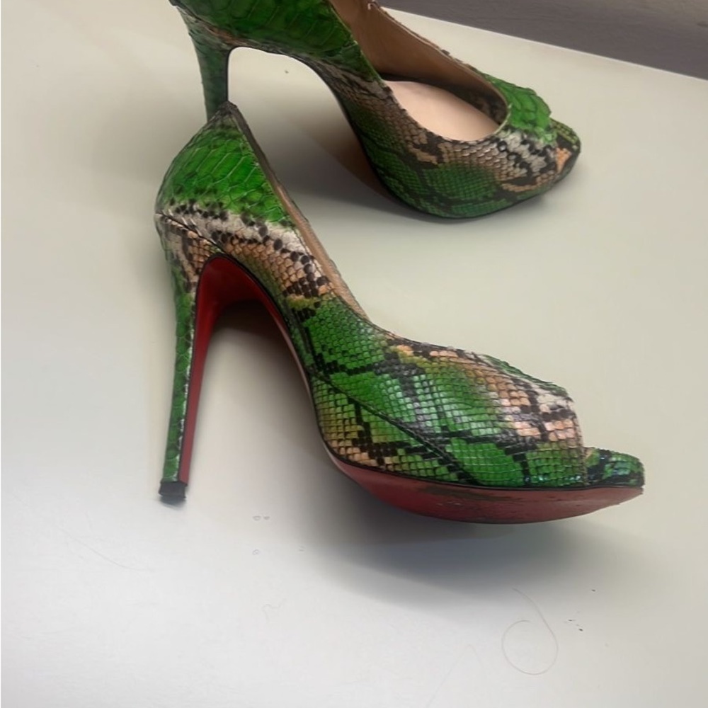 Green Snakeskin Peep-Toe Stiletto Pumps - Picture 5 of 6
